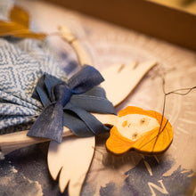 Carica l'immagine nel visualizzatore di Gallery, Dettaglio dell'Angelo della ROSA dei VENTI in legno di pioppo, dipinto e vestito a mano, sottogonna di tulle, gonna di cotonina stampata, lana antracite, top di raso azzurro. Ricchissimo di accessori.