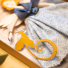 Carica l'immagine nel visualizzatore di Gallery, Dettaglio dell'Angelo della ROSA dei VENTI in legno di pioppo, dipinto e vestito a mano, sottogonna di tulle, gonna di cotonina stampata, lana antracite, top di raso azzurro. Ricchissimo di accessori.