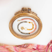 Carica l&#39;immagine nel visualizzatore di Gallery, Bracciale CUORE ORO con pietre dure semipreziose: labradorite e aulite rosa, catena quadri finitura oro 24k.
