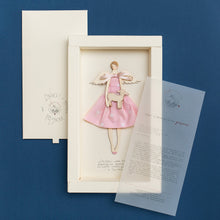 Carica l'immagine nel visualizzatore di Gallery, Packaging dell'ANGELO della BIMBA GRANDE, struttura in legno di pioppo dipinta e vestita a mano, abito in cotone rosa a poi e fiocco in raso; piccolo accessorio in legno a forma di agnello.