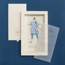 Load image into Gallery viewer, Packaging dell'ANGELO dei BIMBI, struttura in legno dipinta e vestita a mano, abito in cotone azzurro a pois e fiocco in raso; piccolo accessorio a forma di cavallo in legno con fiocco in raso azzurro.