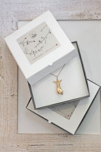 Carica l'immagine nel visualizzatore di Gallery, Packaging delle COLLANE ANGELO GABRIELE, versioni in oro 24k e argento 925, charms pendenti a forma di cuore/stella e perlina