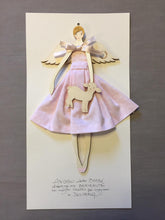 Carica l'immagine nel visualizzatore di Gallery, ANGELO della BIMBA GRANDE, struttura in legno di pioppo dipinta e vestita a mano, abito in cotone rosa a poi e fiocco in raso; piccolo accessorio in legno a forma di agnello.