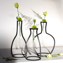 Carica l'immagine nel visualizzatore di Gallery, Set dei VASI d'ARREDO in legno tagliato a laser, portafiori con design in stile nordico con fiala in vetro.