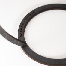 Carica l'immagine nel visualizzatore di Gallery, Dettaglio del VASO d'ARREDO (forma CANE) in legno tagliato a laser, portafiori con design in stile nordico con fiala in vetro.