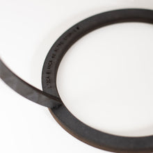 Carica l'immagine nel visualizzatore di Gallery, Dettaglio del VASO d'ARREDO (forma ASIMMETRICO) in legno tagliato a laser, portafiori con design in stile nordico con fiala in vetro.