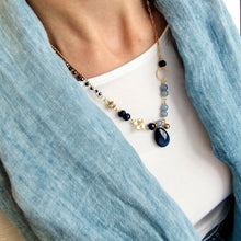 Carica l'immagine nel visualizzatore di Gallery, Collana fiore dorato e BLU PROFONDO
