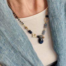 Carica l'immagine nel visualizzatore di Gallery, Collana fiore dorato e BLU PROFONDO
