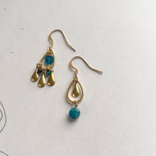 Carica l'immagine nel visualizzatore di Gallery, Orecchini FIORI di APATITE BLU
