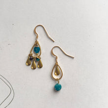 Carica l'immagine nel visualizzatore di Gallery, Orecchini FIORI di APATITE BLU
