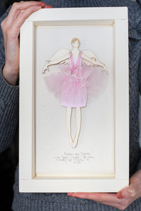 Packaging dell'ANGELO della DANZA, struttura in legno dipinta e vestita a mano, abito in tulle e organza rosa, fiocco in nastro di organza.