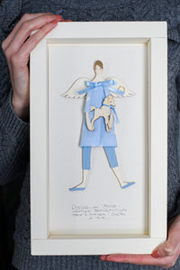 Packaging dell'ANGELO dei BIMBI, struttura in legno dipinta e vestita a mano, abito in cotone azzurro a pois e fiocco in raso; piccolo accessorio a forma di cavallo in legno con fiocco in raso azzurro.