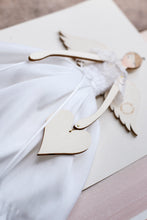 Carica l&#39;immagine nel visualizzatore di Gallery, Dettaglio dell&#39;ANGELO delle SPOSE, struttura in legno dipinta e vestita a mano, abito in seta bianca, sottogonna in tulle e corpetto in pizzo; piccolo fiocco in raso bianco; accessorio a forma di cuore in legno. 
