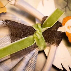 Dettaglio dell'Angelo della FORESTA NEBULOSA in legno di pioppo, dipinto e vestito a mano, abito in misto lino scozzese, top marrone, cintura in velluto verde chiaro. Ricchissimo di accessori.