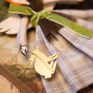Dettaglio dell'Angelo della FORESTA NEBULOSA in legno di pioppo, dipinto e vestito a mano, abito in misto lino scozzese, top marrone, cintura in velluto verde chiaro. Ricchissimo di accessori.