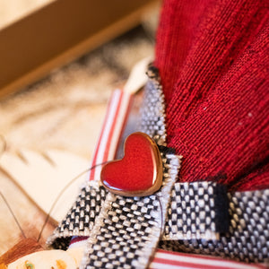 Dettaglio dell'Angelo del CERVO ROSSO in legno di pioppo, dipinto e vestito a mano, abito in stoffa  sottogonna in tulle, gonna rossa e top bianco/nero jacquard, camicia in cotonina a righe. Ricchissimo di accessori.