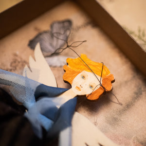 Dettaglio dell'Angelo della FARFALLA AZZURRA in legno di pioppo, dipinto e vestito a mano, sottogonna di tulle, gonna di lana, top di tulle e raso azzurro. Ricchissimo di accessori.