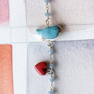 dettaglio del bracciale UCCELLINO BLU con elementi in ceramica fatti a mano
