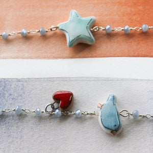 dettagli bracciale UCCELLINO BLU con elementi in ceramica fatti a mano