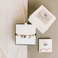 Load image into Gallery viewer, packaging da regalo per BRACCIALE con fiore TAO BLU, catena in bagno oro 24k, charms con perline sfaccettate di quarzo color angelo
