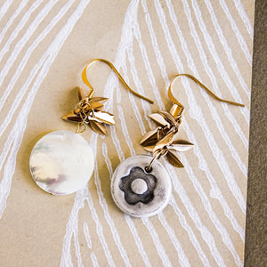White earrings with TAO FLOWER and round mother of pearl