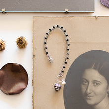 Load image into Gallery viewer, Bracciale CUORE con due fili ad incatenato, uno con perle di agata nera ed uno con palline argentate, ed un cuore in metallo lavorato.

