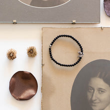 Carica l&#39;immagine nel visualizzatore di Gallery, Bracciale RONDINE elastico con perle di agata nera e piccola rondine in metallo.
