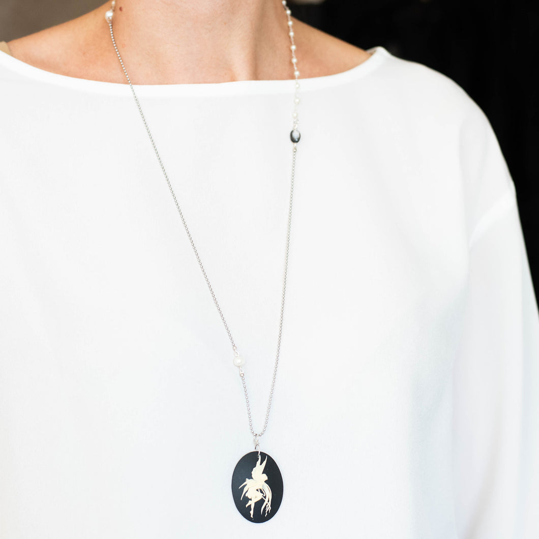 Collana CAMEO con charm a forma di cammeo in resina color nero e avorio, catena con inserti di perline bianche a rosario e perla piatta di madreperla nera.