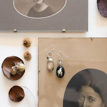 Load image into Gallery viewer, Orecchini CAMEO asimmetrici con charm a forma di cammeo in resina color nero e avorio, perla piatta di madreperla nera e cristallini neri e piccole perline bianche.
