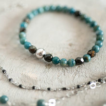 Load image into Gallery viewer, Dettaglio del bracciale PERLE realizzato con perle di apatite grezzo scuro e cristalli color rame antico.
