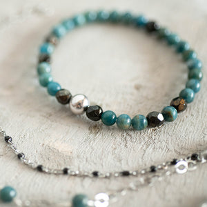 Dettaglio del bracciale PERLE realizzato con perle di apatite grezzo scuro e cristalli color rame antico.