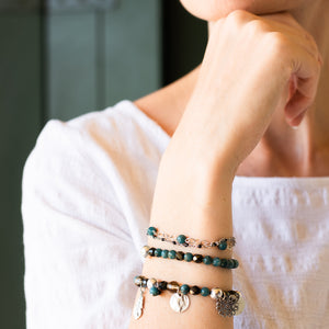 Set e bracciale DOPPIO a due fili, realizzato con catene color argento, perle di apatite grezzo scuro e catena a rosario con cristalli neri.