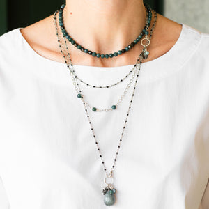 Set collane con collana DOPPIA medio-lunga a due fili, realizzata con catene color argento, perle di apatite grezzo scuro e catena a rosario con cristalli neri.