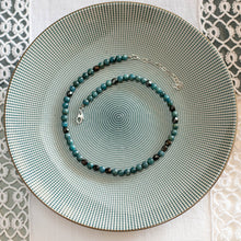 Load image into Gallery viewer, Collana GIROCOLLO PERLE realizzata con perle di apatite grezzo scuro e cristalli color rame antico.
