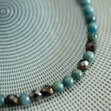 Carica l&#39;immagine nel visualizzatore di Gallery, Dettaglio della collana GIROCOLLO PERLE realizzata con perle di apatite grezzo scuro e cristalli color rame antico.
