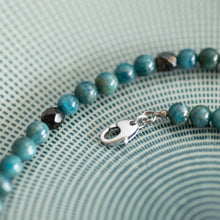 Carica l&#39;immagine nel visualizzatore di Gallery, Dettaglio della collana GIROCOLLO PERLE realizzata con perle di apatite grezzo scuro e cristalli color rame antico.
