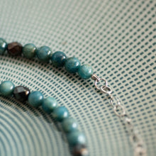Load image into Gallery viewer, Dettaglio della collana GIROCOLLO PERLE realizzata con perle di apatite grezzo scuro e cristalli color rame antico.
