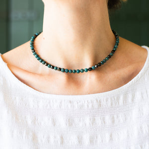 Collana GIROCOLLO PERLE realizzata con perle di apatite grezzo scuro e cristalli color rame antico.