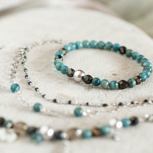 Dettaglio del bracciale PERLE realizzato con perle di apatite grezzo scuro e cristalli color rame antico.