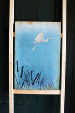 Load image into Gallery viewer, pannello decorativo murale in legno stampato e tinto a mano, soggetto VIAGGIO con airone, fondo turchese
