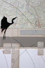 Carica l&#39;immagine nel visualizzatore di Gallery, dettaglio di pannello decorativo da parete con collage di carte antiche, soggetto VIAGGIO con AIRONE NERO
