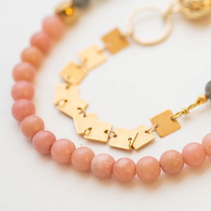 Dettaglio del bracciale CUORE ORO con pietre dure semipreziose: labradorite e aulite rosa, catena quadri finitura oro 24k.