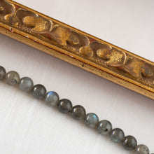 Carica l&#39;immagine nel visualizzatore di Gallery, Dettaglio della collana LABRADORITE con pendente a CUORE, oro flash 24k, pietre dure semipreziose.
