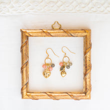 Load image into Gallery viewer, Orecchini CUORI con pendenti a ciuffo, cuori dorati e pietre dure: aulite rosa e labradorite.
