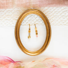 Load image into Gallery viewer, Orecchini QUADRI asimmetrici con cuore dorato e pietre dure: aulite rosa e labradorite, piastrine placcate oro 24k.
