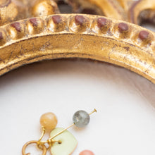 Load image into Gallery viewer, Dettaglio degli orecchini CERCHI, asimmetrici con cuore dorato e smaltato a mano, pietre dure: aulite rosa e labradorite.
