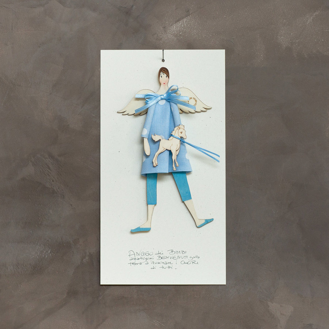 ANGELO dei BIMBI, struttura in legno dipinta e vestita a mano, abito in cotone azzurro a pois e fiocco in raso; piccolo accessorio a forma di cavallo in legno con fiocco in raso azzurro.