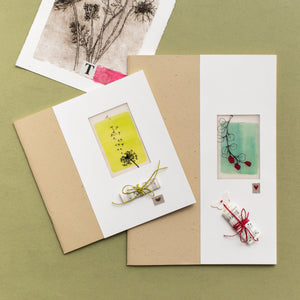 LIBRI DEI PENSIERI - FUTURO, realizzati in carta riciclata da scarti di cotone e vegetali. Decorazioni fatte a mano, inserti in carta opalina, carta-cartone, cordini di cotone e carta e nastri di lino ricamati. Set di 2 pezzi in versione piccola e grande.