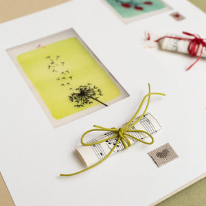 Dettaglio dei LIBRI DEI PENSIERI - FUTURO, realizzati in carta riciclata da scarti di cotone e vegetali. Decorazioni fatte a mano, inserti in carta opalina, carta-cartone, cordini di cotone e carta e nastri di lino ricamati. Set di 2 pezzi in versione piccola e grande.