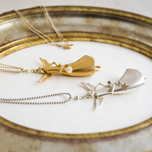 Dettaglio delle COLLANE ANGELO GABRIELE, versioni in oro 24k e argento 925, charms pendenti a forma di cuore/stella e perlina